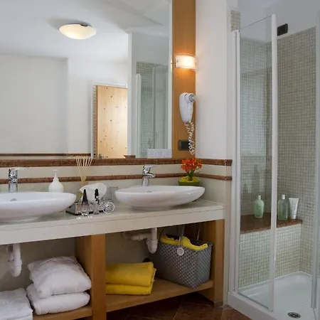 Wellness Lupo Bianco 4* Канацеї